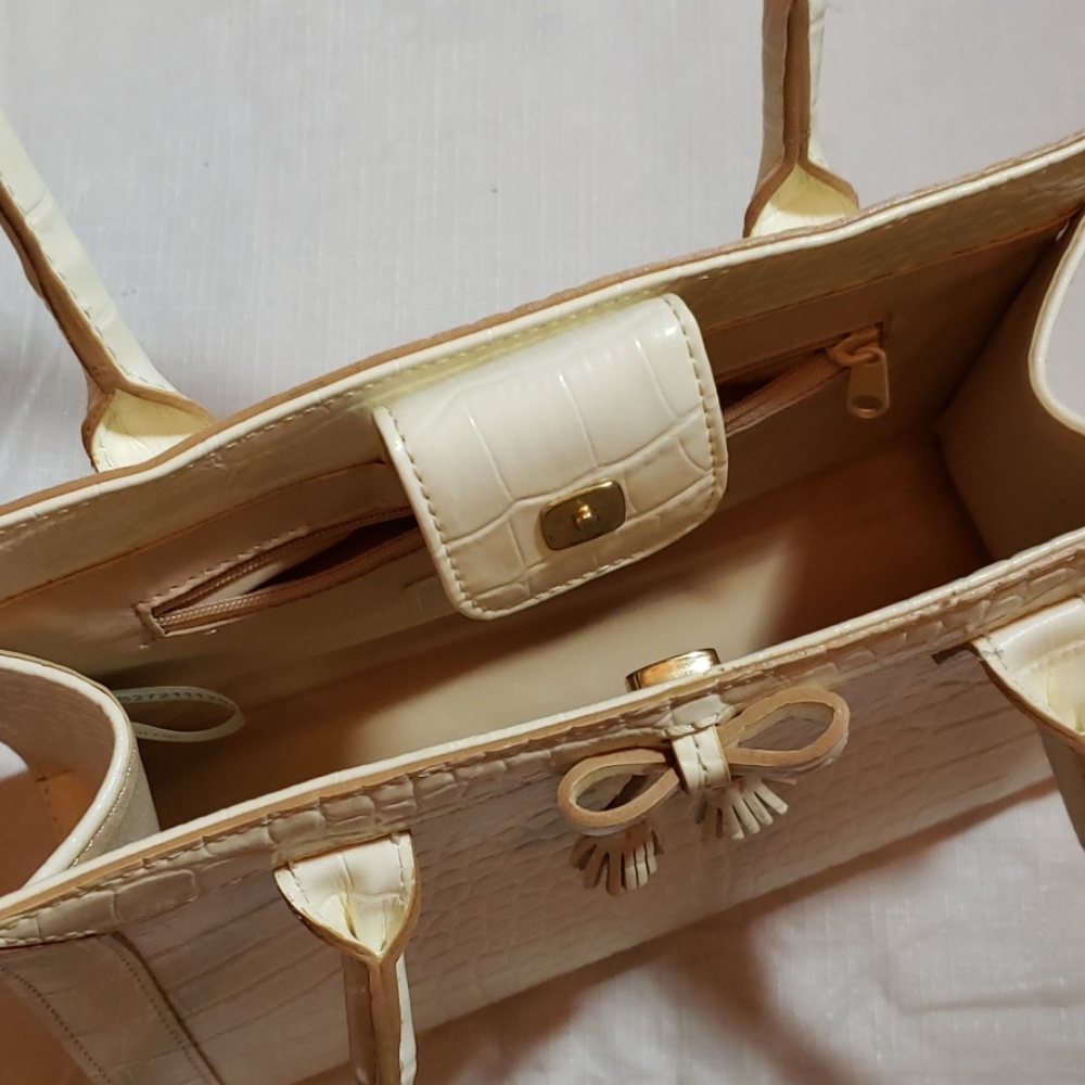 Liz Claiborne cream handbag - Picture 6 of 6